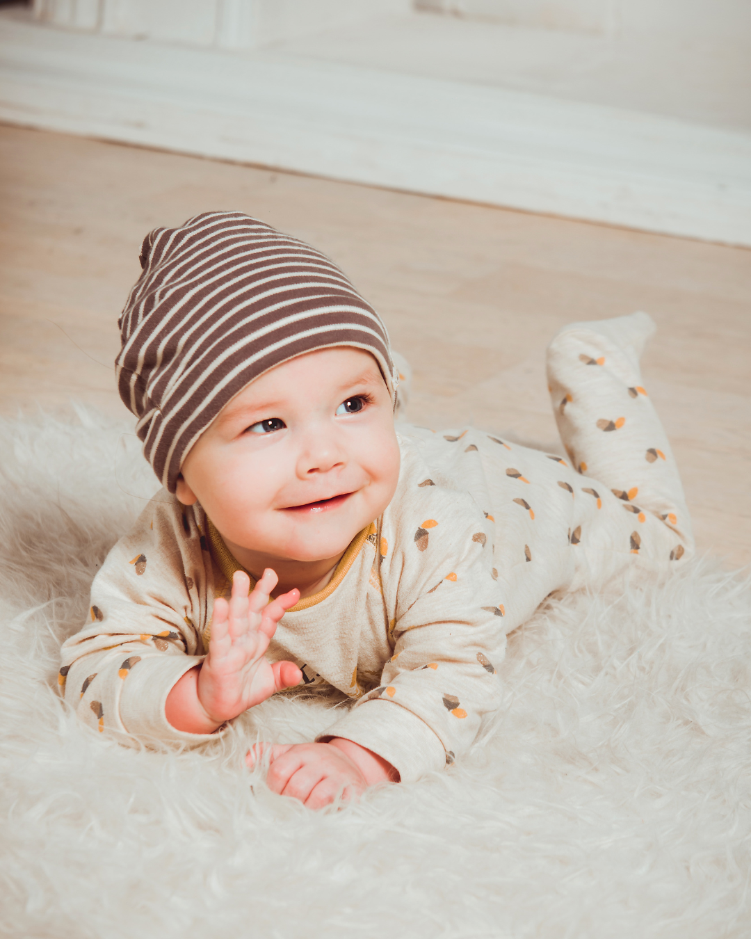 Neutrale baby outfit met gebreide romper, mutsje en accessoires