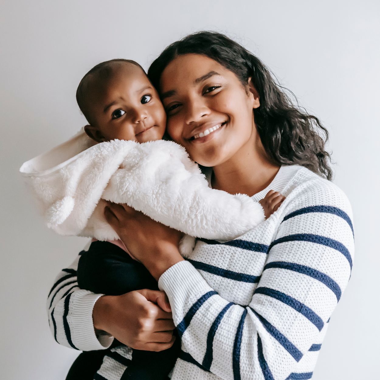 Ouder met baby in zachte neutrale babykleding van Nuvino Kids
