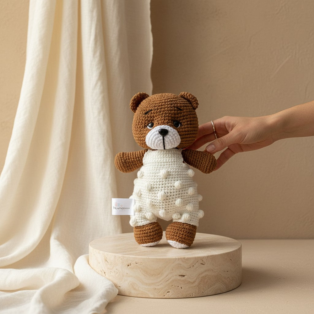 Nuvinokids Handgehaakte Beer Knuffel met Gebreide Tuinbroek van 100% Katoen
