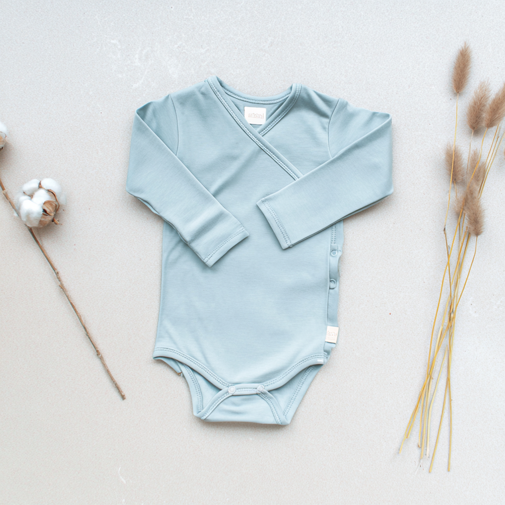 Lichtblauwe baby romper van zachte stof met rustige natuurlijke styling
