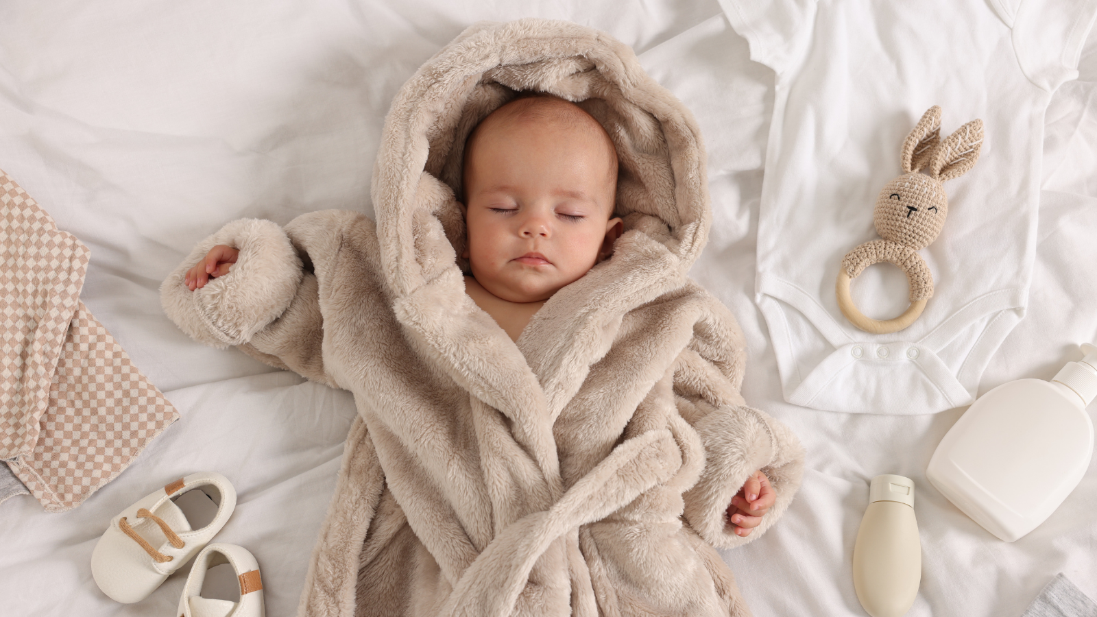 Slapende baby met knuffel onder zachte deken voor rustig slaapmoment