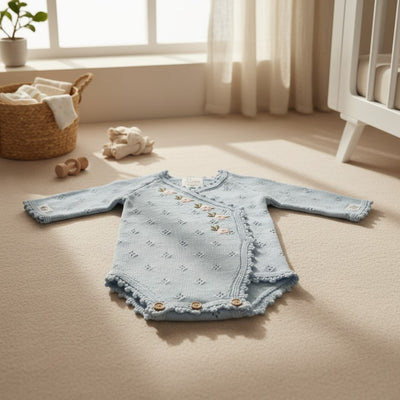 Nuvinokids® Gebreide Baby Romper Floral Sky Blue